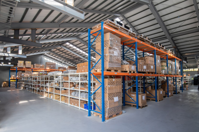 500坪零件庫房，完備各式零組件，結合IVECO完善的全球客戶供應零件體制，維修保養快速可靠