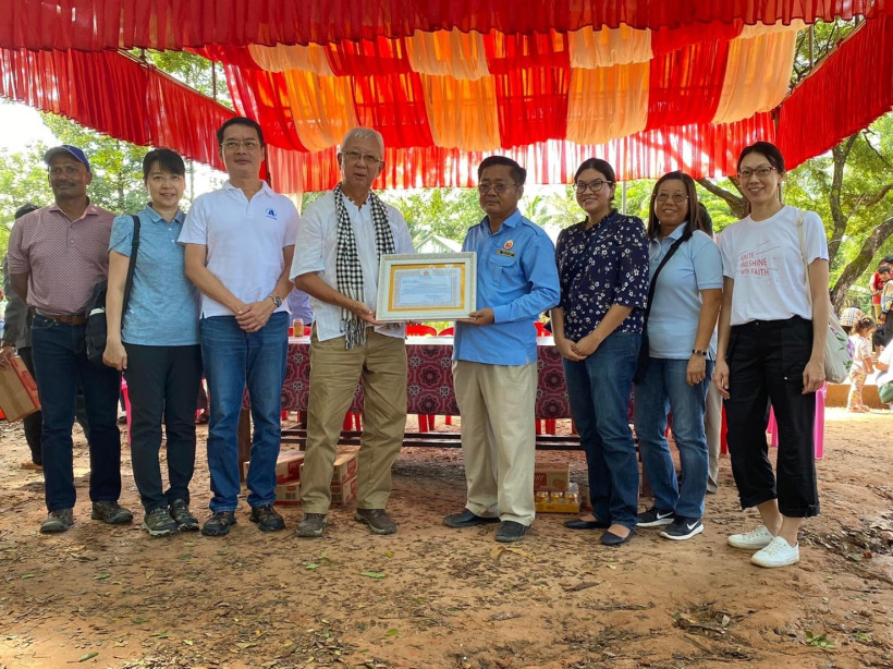 安東集團的長官代表江裕仁(左三)前往柬埔寨捐贈腳踏車