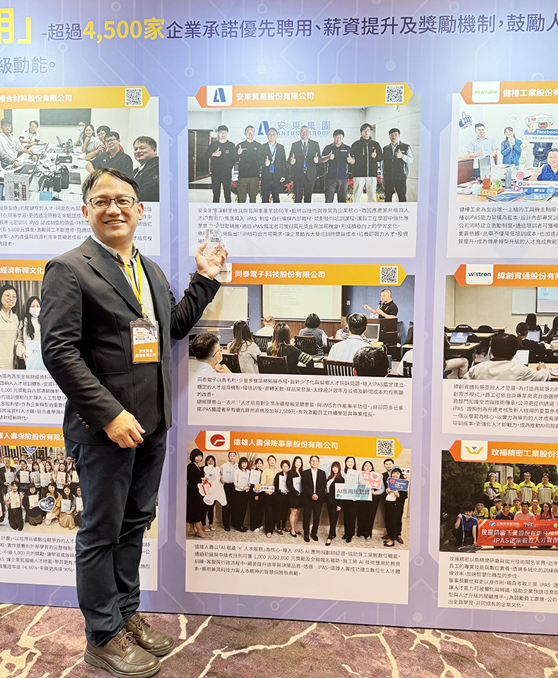會場展示出總經理阮信榮與授課員工合照