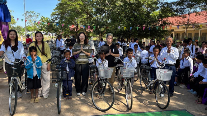 現場的學童一我們一起祈禱，也盼望著有更多的愛心注入校園